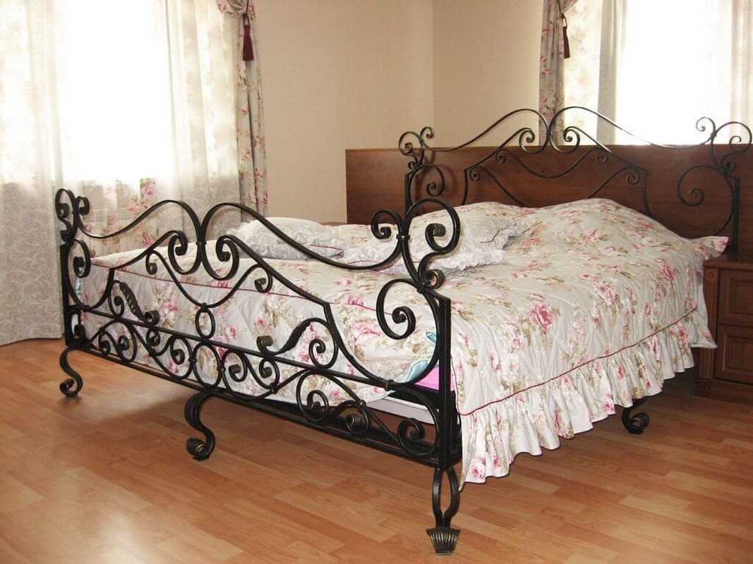 Кровать кованная с виноградной лозой